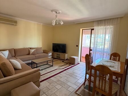 Jepet me qira apartament 3+1 në Xhamllik!