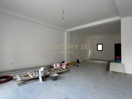 Commercial building for sale near Hotel “Mondial”.