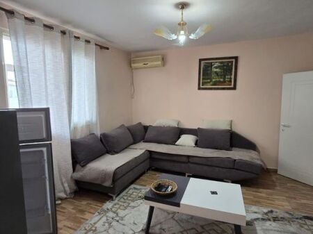 Shitet apartament 1+1 i mobiluar në qendër të Babrrus