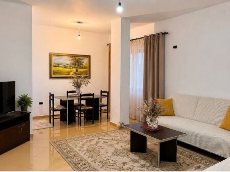 Prane  21-dhjetorit , jepet me qera apartament 1+1(tek Inxhinieria e Ndertimit)
