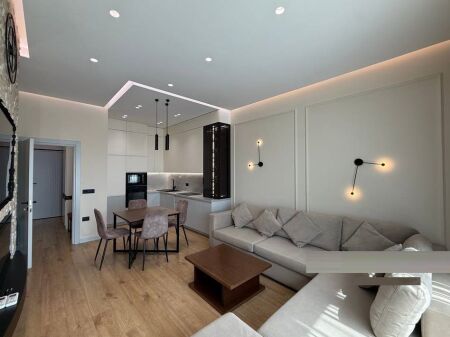Japim me qira apartament 1+1 tek Square 21,ne Rrugen e Kavajes! 900 € /Muaj