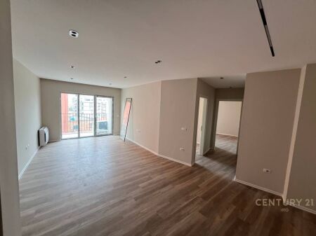 Shitet Apartament 2+1+2 prane Shkolles se Kuqe
