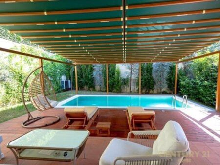 Jepet me qira Vile Luksoze Me Pishine, Rezidenca Porta e Gjelber 2,800 € Sip. Totale  380m2  Sip. e brendshme  255m2