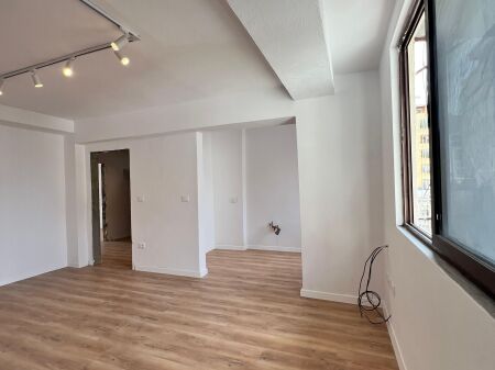 VENDESI APPARTAMENTO 2+1 CENTRO DURRES ,   