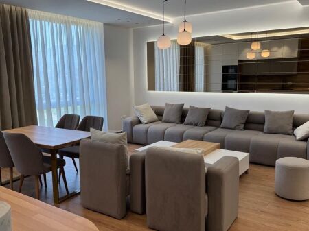 Appartamento 1+1 in affitto – 650€ / mese Posizione: Bulevardi i Ri, Tirana Piano: 6 Nuovo edificio – mai abitato prima  Viene offerto in affitto un appartamento moderno 1+1 in una delle zone più richieste di Tirana – Bulevardi i Ri. Si trova al 6° piano di un edificio nuovo, mai abitato prima. L'appartamento offre molta luce naturale e un ambiente confortevole, ideale per una coppia o una persona sola.  Prezzo: 650 euro / mese Non trattabile   Per ulteriori informazioni o per una visita alla proprietà, si prega di contattare.