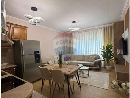 Apartament me qira, Qendra Kristal