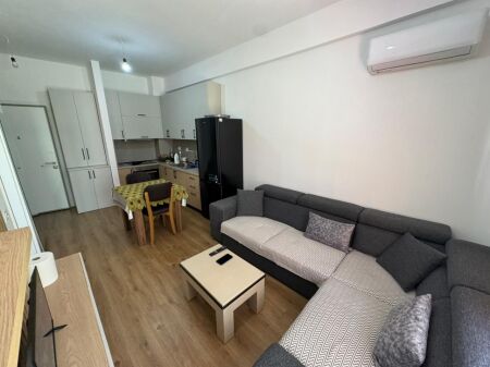 🏡 Jepet me qira apartament 1+1 📍 Ali Demi – Kompleksi Kadiu💰 Çmimi: 40,000 lekë/muaj
