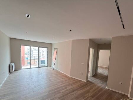 Shitet Apartament 2+1+2 prane Shkolles se Kuqe