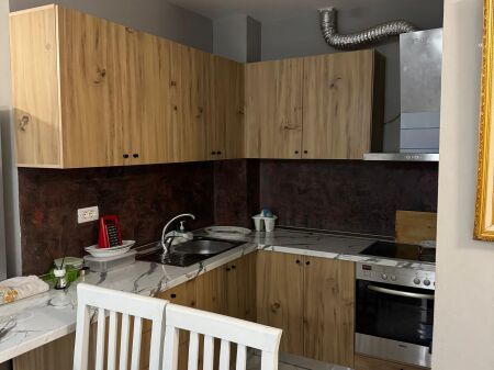 Jepet me qera 3+1  apartament, kopshti botanik.