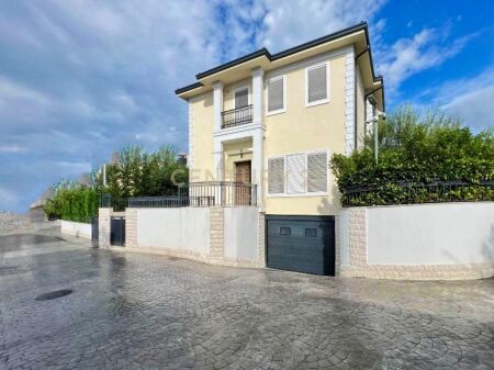 VENDESI, VILLA MODERNA INDIVIDUALE 3️⃣ PIANI con CORTILE, LAGO ASCIUTTO‼️ 1.650.000 €