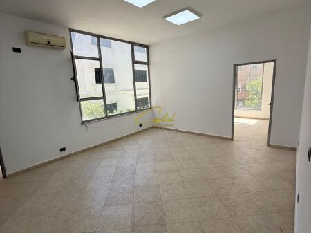 BUSINESS PREMISES FOR RENT 80 M2 MYSLYM SHYRI 96,000 LEKE