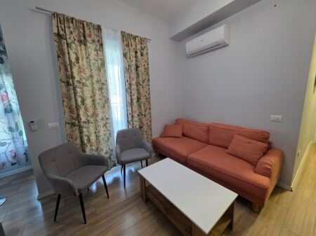 🏢Ne zonen e Ali Demit,Kompleksi Mangalem,jepet me qera apartament 1+1,i mobiluar 45,000Leke
