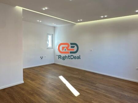 Mbrapa Fakultetit Te Shkencave, Ne Rrugen Haxhi Hysen Dalliu, Shitet Apartament 2+1, Me Lokacion Perfekt !!