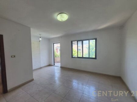 Shitet Apartament 2+1 me Dhomë Shërbimi në ish stacionin e fundit të Tiranës së Re – Mundësi Investimi!