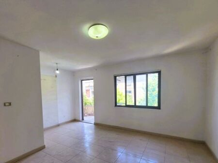 Shitet Apartament 2+1 me Dhomë Shërbimi në ish stacionin e fundit të Tiranës së Re – Mundësi Investimi!