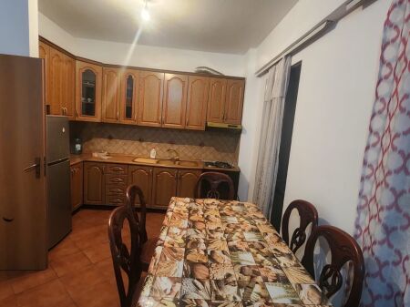 JEPET ME QERA – APARTAMENT 2+1 📍 Rr. Irfan Tomini, pranë Karburant Kastrati