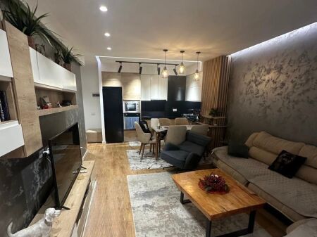 Astir, jepet me qera apartament 2+1+2 i arreduar modern.
