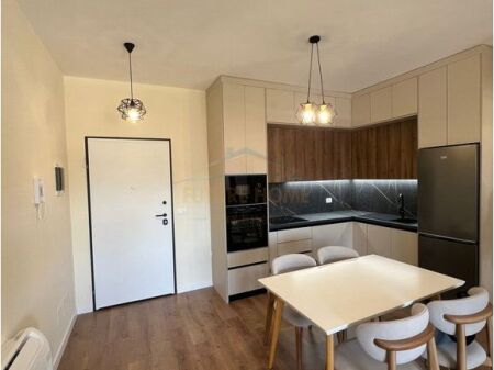 Jepet me Qera Apartament 2+1+2+Post në Rrugen 5 Maj.