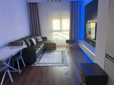 Shitet Apartament 1+1+Post Parkimi, Rruga e Barrikadave
