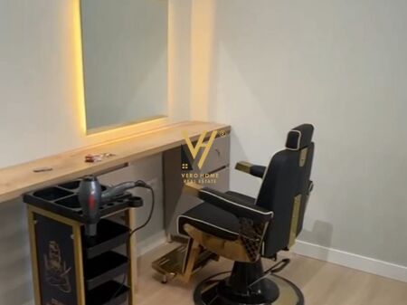 SHITET DYQAN 24 M2 TE RRUGA E BARRIKADAVE 165.000 EURO