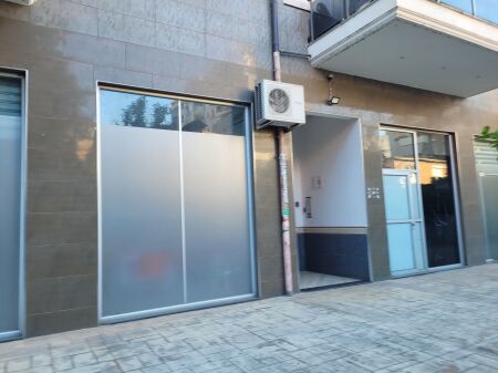 Shitet njesi  sherbimi mbrapa  hotel Mondialit  