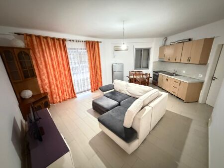 Jepet me qera Apartamenti 2+1 , tek Kopshti Botanik prane Xhamise 400 mije leke