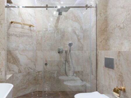 21-dhjetori, jepet me qera apartament 2+1 modern!