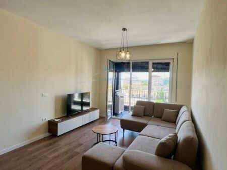 Jepet me Qera Apartament 2+1+2+Post në Rrugen 5 Maj.