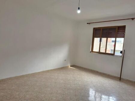 Shitet Apartament 1+1 ne Kombinat