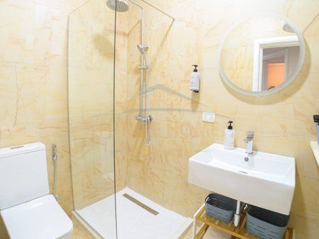 Shitet , Apartament 2+1+2, Rruga e Barrikadave, Tiranë. 