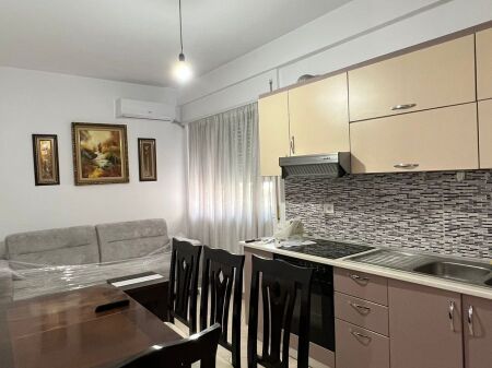 Affittasi 1+1 presso Komuna e Parisit
