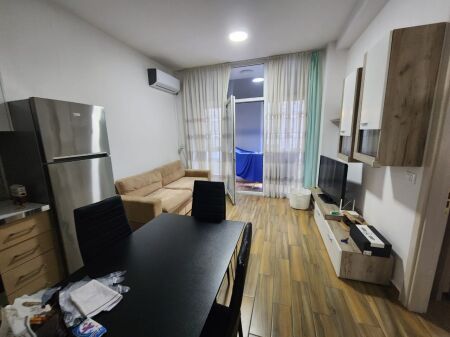 Affittasi 1+1 presso Komuna e Parisit