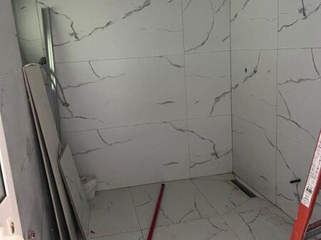Locale commerciale nel cuore di Ish-Blloku, vicino ai palazzi Agimi