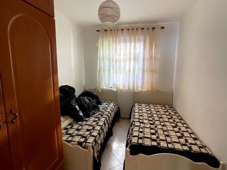 AFFITTASI APPARTAMENTO 2+1 VICINO ALLA SCUOLA HAJDAR DUSHI, QUARTIERE N.10, DURRES