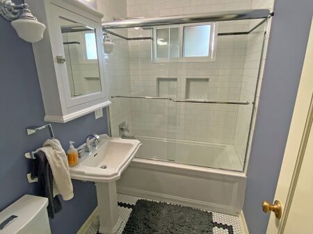 21 dhjetori, jepet me qera apartament 1+1 .
