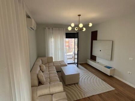 Jepet me qera apartament 2+1+2 në Porcelan (perball UET)