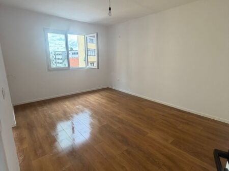 Shitet Apartameent 1+1 mbrapa Europianit Porcelan