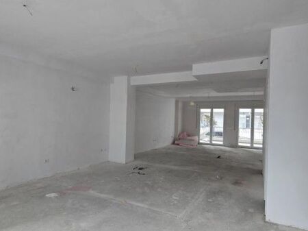 Shitet Njësi Komerciale 2+1 + Verandë + 2 Poste Parkimi tek Univers City Residence