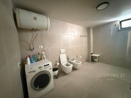 Apartament 1+1 dhe post parkimi me qira prane Medreses!