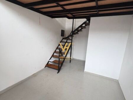 AFFITTASI NEGOZIO DUPLEX 32 M2 PRESSO IL COMUNE DI PARIGI 450 EURO