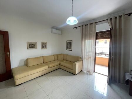 Appartamento 1+1+balcone in Affitto a Komuna Parisit