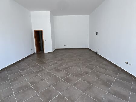 Locale commerciale in affitto nella zona di Astiri, in via Sokrat Miho. 400 €