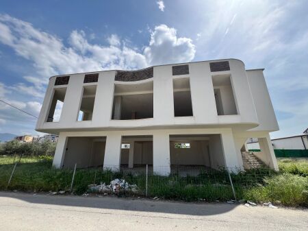 🏢 Jepet me qera godinë 2-katëshe në Kamëz.