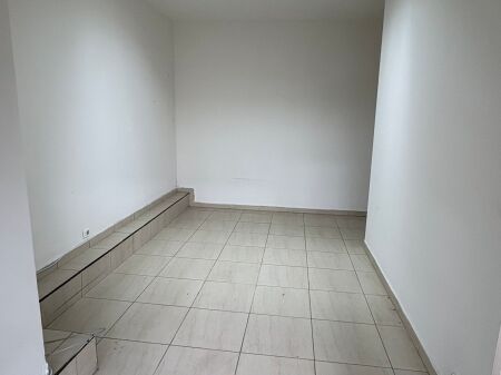 Jepet me qera njësi shërbimi 55m2 perballe Pediatrise