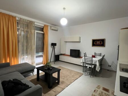 Apartamwnt 1+1 per qera Kopshti Botanik !