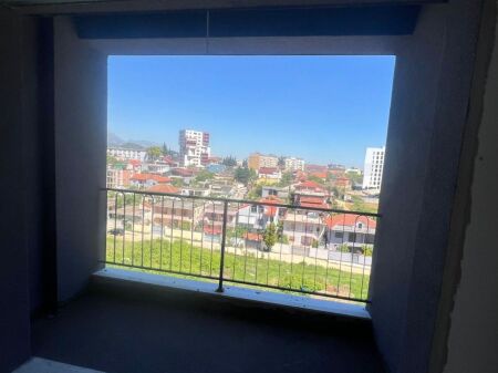 VENDESI APPARTAMENTO 3+1+2 con balcone – RRETHI I KLANIT (BENGAS), TIRANA 📍🏙️
