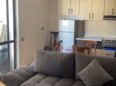 Jepet me qera Apartamenti 2+1 , rruga Shqefqet Masarai ( 21 Dhjetori) 550 mije leke
