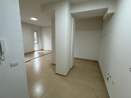 LOCALE COMMERCIALE IN AFFITTO – Via Kosovarëve