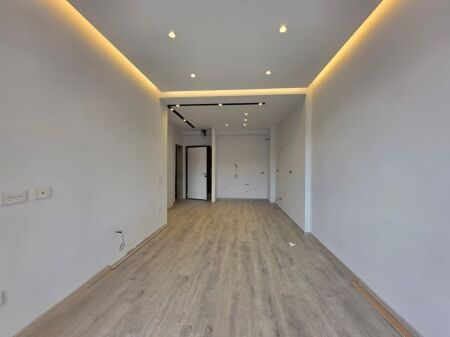 SHITET APARTAMENT 1+1 , GOLDEN PARK 3 , RRUGA E KAVAJES, PRANE SPIT.AMERIKAN 3