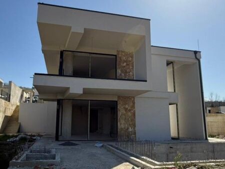 🏡✨ Villa for Sale – Farkë, Golden Oak ✨🏡